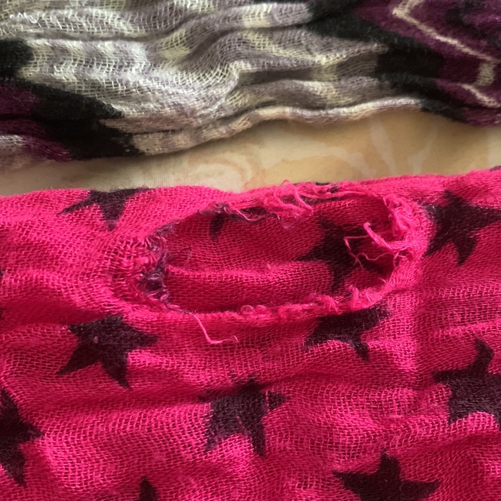2 preloved Miley Cyrus scarves - Picture 4 of 6